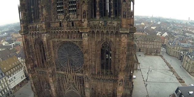 La Cattedrale di Notre Dame vista dal drone