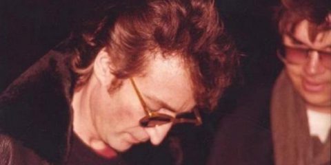 John Lennon firma l’autografo a Mark D. Chapman che alcune ore dopo gli sparerà uccidendolo (8 dicembre 1980)