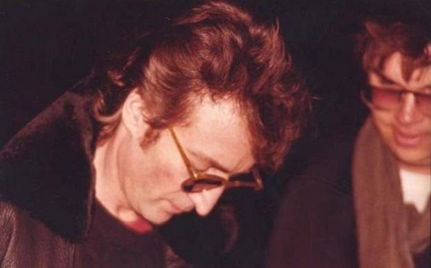 John Lennon firma l'autografo a Mark D. Chapman (8 dicembre 1980)