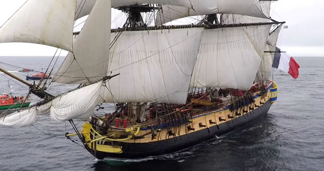 L'Hermione, fregata d’epoca a tre alberi, vista dal drone