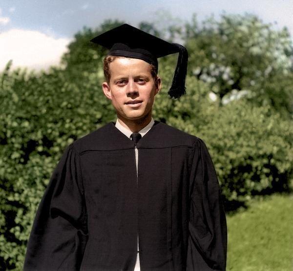 John F. Kennedy il giorno della laurea ad Harvard (1940) 