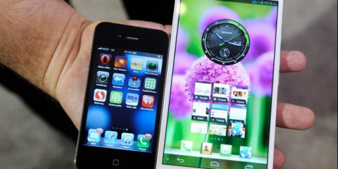 Smartphone, vendite piatte nel 2016. Scommessa phablet per riprendere quota