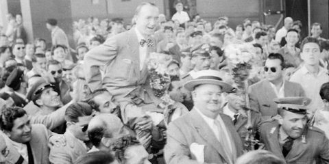 Stanlio e Ollio portati in trionfo al loro arrivo a Roma Termini (luglio 1950)