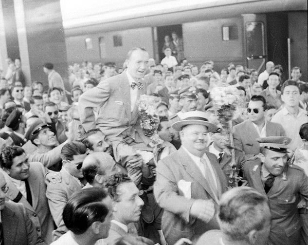 Stanlio e Ollio portati in trionfo al loro arrivo a Roma Termini (luglio 1950)