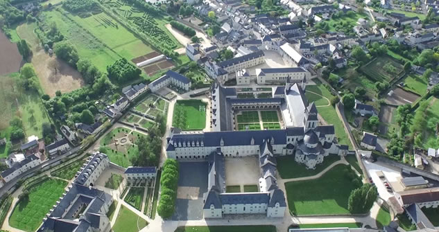 L’abbazia di Fontevraud vista dal drone
