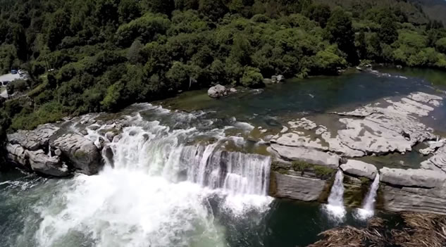 Le cascate di Maruia (Tasmania) viste dal drone
