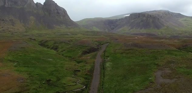L’Islanda, tra verde accecante e sottosuolo incandescente, vista dal drone