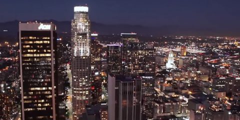 Video Droni. Immensa e brulicante: Los Angeles di notte vista dal drone