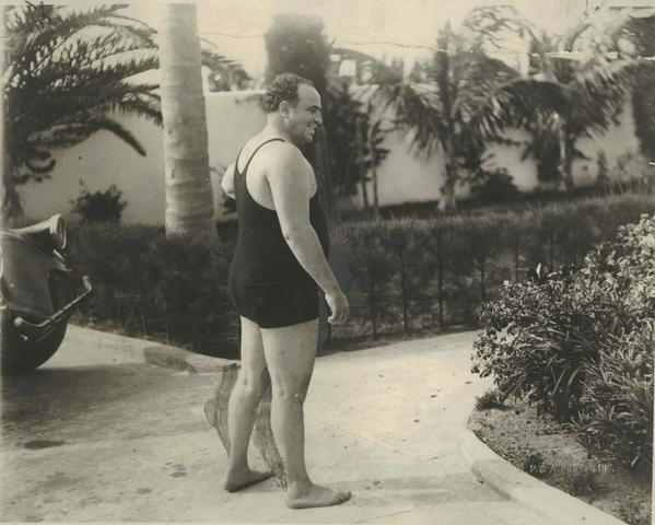 Al Capone in costume da bagno nella sua villa di Long Island (1929)