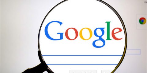 Google, via la pubblicità a destra della pagina di ricerca?