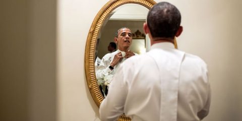 Lotte allo specchio: Casa Bianca, Obama intento ad addomesticare il suo papillon