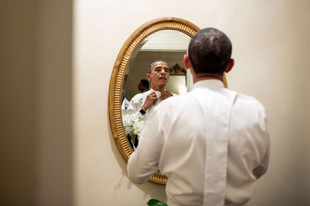 Obama intento ad addomesticare il suo papillon