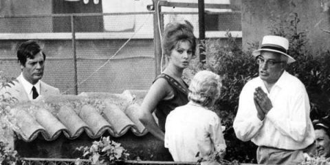 Sophia Loren, Vittorio De Sica, Marcello Mastroianni e Tina Pica sul set di “Ieri, oggi, domani” (1963)