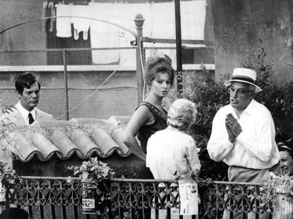 Sophia Loren, Vittorio De Sica, Marcello Mastroianni e Tina Pica sul set di "Ieri, oggi, domani" (1963)