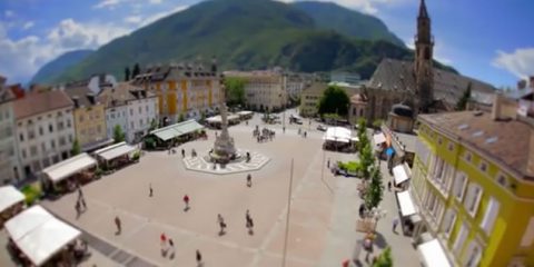 Grand Tour delle piazze d’Italia (miniaturized film)