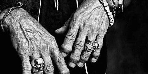 Le mani Keith Richards (Rolling Stones): provate voi a suonare la chitarra con quelle nocche
