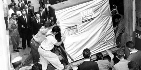 Pesi Massimi? 1956: Operai intenti a caricare un Hard Drive IBM da 5 Megabyte (peso quasi 1.000 Kg). Oggi ospiterebbe una sola foto di ottima qualità