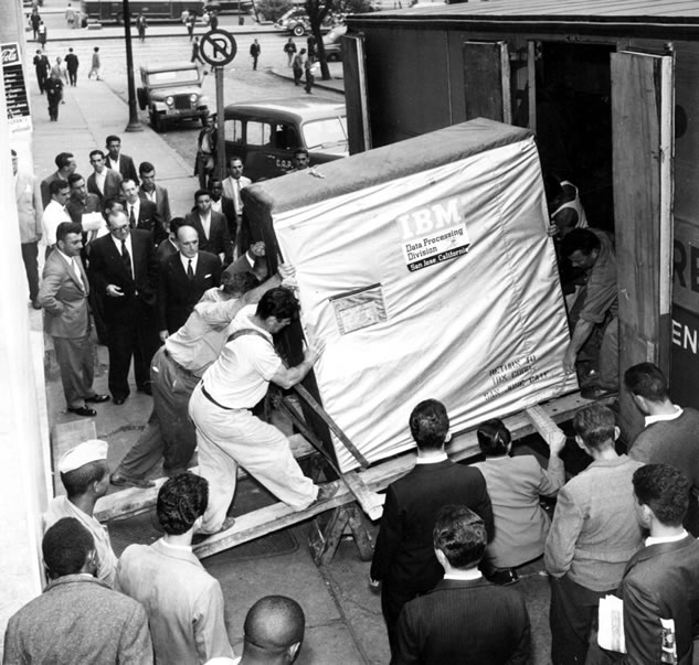 1956: Operai intenti a caricare un Hard Drive IBM da 5 Megabyte