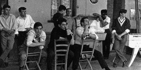 Nessuno di loro ha ancora un account Facebook, ma aspettano tutti il primo post che passa (foto Mario Cattaneo, 1965)