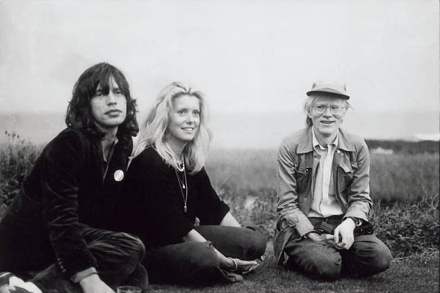 Mick Jagger, Catherine Deneuve e Andy Warhol nel 1975