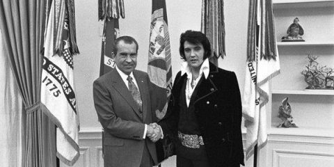 La politica col vizietto dello spettacolo: Il presidente Usa Richard Nixon incontra Elvis Presley alla Casa Bianca
