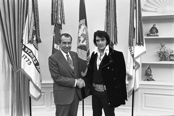 Il presidente Usa Richard Nixon incontra Elvis Presley alla Casa Bianca