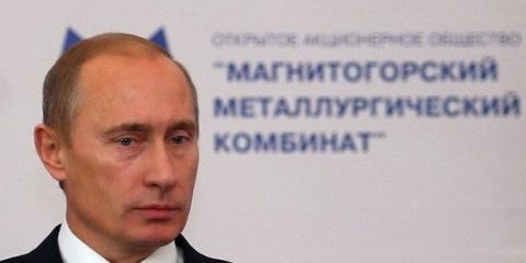 Quando lo sfondo non perdona: diavolo di un Putin…