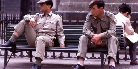 L’era dei calzini corti. Militari in libera uscita al momento dell’acchiappo (Milano 1969)