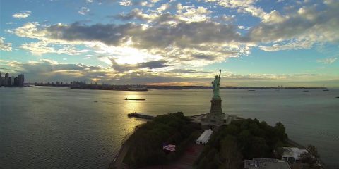 Video Droni. Dalla Statua della libertà a Manhattan: New York vista dal drone