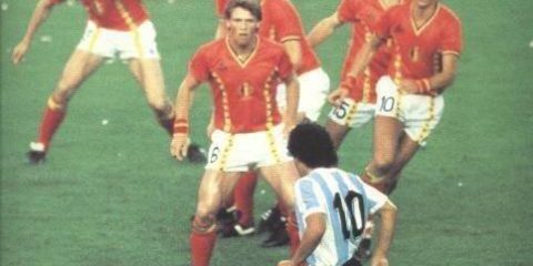 Quando la paura fa Novanta: 6 difensori terrorizzati affrontano Maradona da solo (1982)