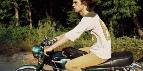 Belli e ribelli: un inedito Mick Jagger in motocicletta (1971)