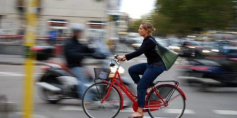 Anci, ricerca sulla mobilità urbana: solo il 30% degli italiani non usa l’automobile