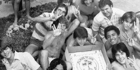 Barack Obama da giovane con i suoi amici della Choom Gang delle Hawaii (1979, Choom è lo slang di marijuana, ben decorata sulla torta)