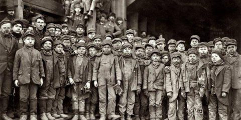 Bambini in una miniera di carbone in Gran Bretagna…Provate voi a sorridere in foto…(1911)
