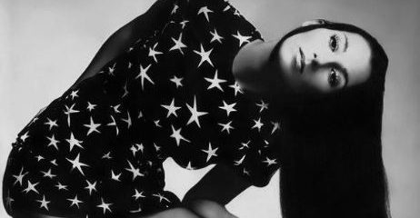 Belle da morire: Cher nel 1969, prima dei tanti ritocchini (foto di Richard Avedon)