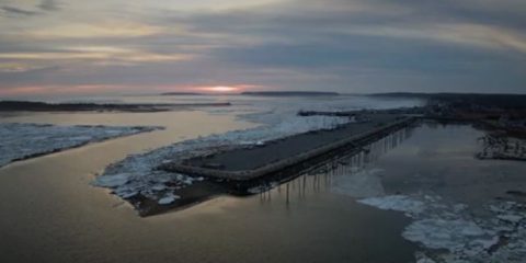 Video droni. La baia ghiacciata: Cape Cod (Massachusettes, USA) visto dal drone