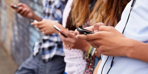 Dipendenza da smartphone, a rischio un adolescente su due