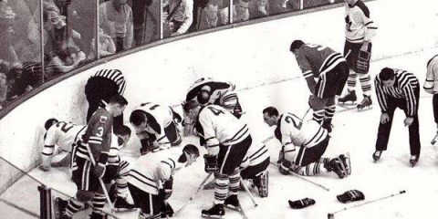 Riprendiamo tra un momento…Finale di Hockey su ghiaccio, le due squadre si fermano per cercare la lente a contatto persa dal campione Jack Evans (1962)