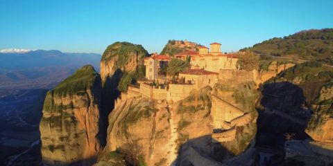 Video droni. Meteora: il miracolo dei monasteri sulle guglie