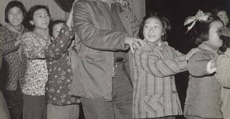Scatti inconsueti: Che Guevara fa il trenino coi ragazzi in una scuola elementare in Cina (Pechino 1960)