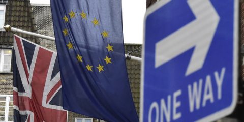 Protesta in UK per i visti d’ingresso negati a ricercatori, Andrea Enria nuovo capo della supervisione bancaria Ue, Polemiche per Macron