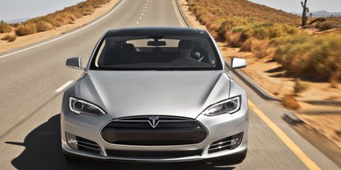 Tesla: autorità Usa indaga su prima morte per incidente causato dal pilota automatico