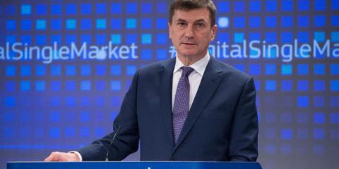 5G, continua il pressing Ue. Ansip: ‘L’Italia non può permettersi 2 anni di ritardo’