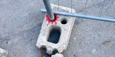 Ironia urbana: quando il vandalismo mobilita tutti, i più deboli sono destinati a soccombere