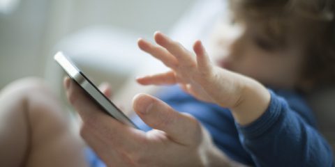 Smartphone e bambini, allarme dalla Francia: ‘Possibili conseguenze sullo sviluppo cognitivo’