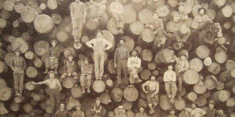Pausa di lavoro: boscaioli canadesi di primo Novecento forse impegnati nella lavorazione di stuzzicadenti