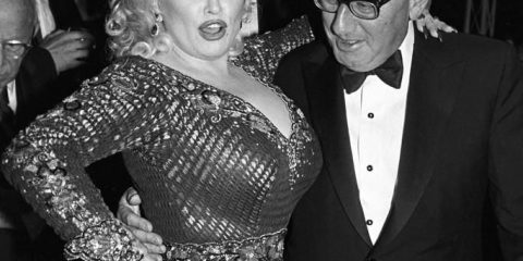 Attrazione e Diplomazia: Ecco un Henry Kissinger pronto a invadere Dolly Parton