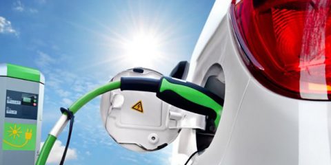 Auto elettriche, flop dei fondi statali: speso solo un decimo (per colpa della burocrazia)