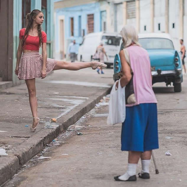 Ballerina di strada a Cuba