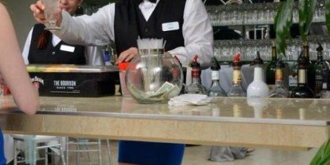 Gioco di specchi: Il barman più sexy, per uno Spritz con tacco 12